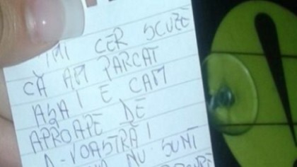 O șoferiță din România a pățit ceva ce nici nu visa! A găsit pe capota mașinii un bilet, dar când l-a citit, i-a picat fața. S-a urcat în mașină și a plecat. Ce scria pe bilet