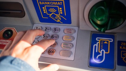 Alertă pentru clienții acestei bănci din România! Pot rămâne fără niciun ban în cont