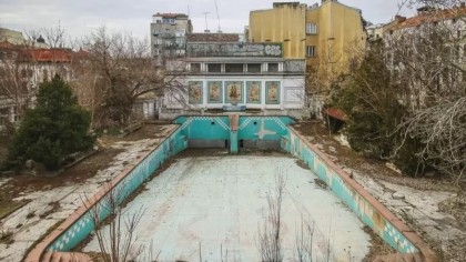A crăpat piscina cu valuri în care înota Regele Mihai. E în centrul Bucureștiului și a fost prima piscină din Micul Paris și din România